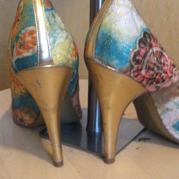 Carlos Santana golden shoes - Picture 6 of 10